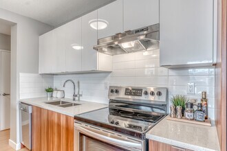 Centennial House in Calgary, AB - Foto de edificio - Building Photo