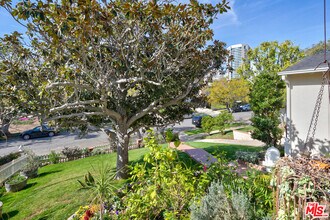 1342 Holmby Ave in Los Angeles, CA - Building Photo - Building Photo
