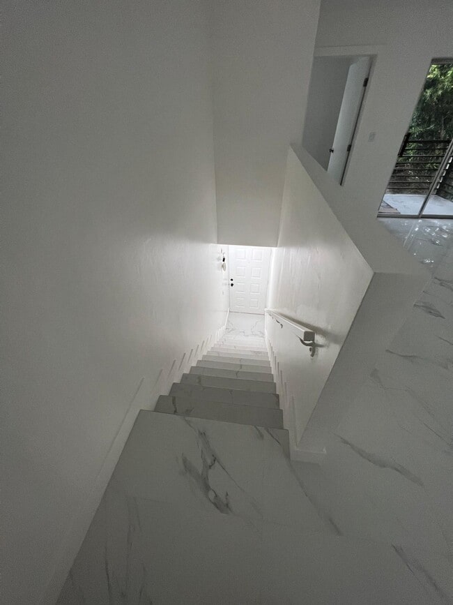 505 Gardens Dr, Unit 201 in Pompano Beach, FL - Foto de edificio - Building Photo