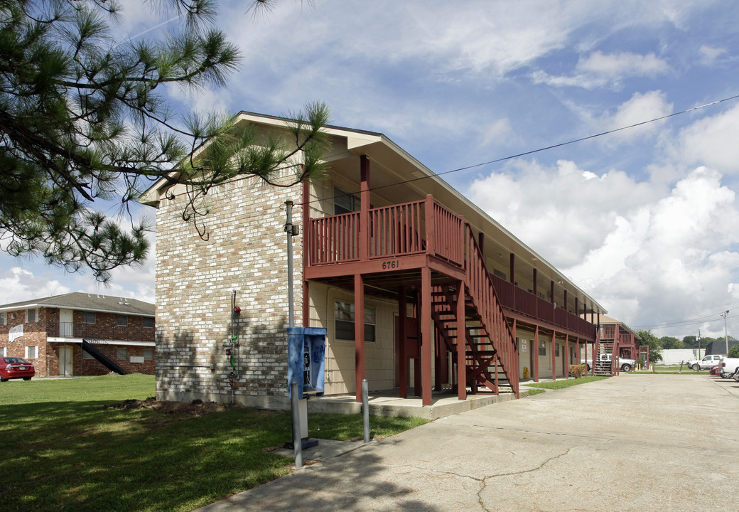 6761 E Harry Dr in Baton Rouge, LA - Foto de edificio