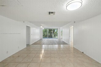 3850 Oaks Clubhouse Dr in Pompano Beach, FL - Building Photo - Building Photo