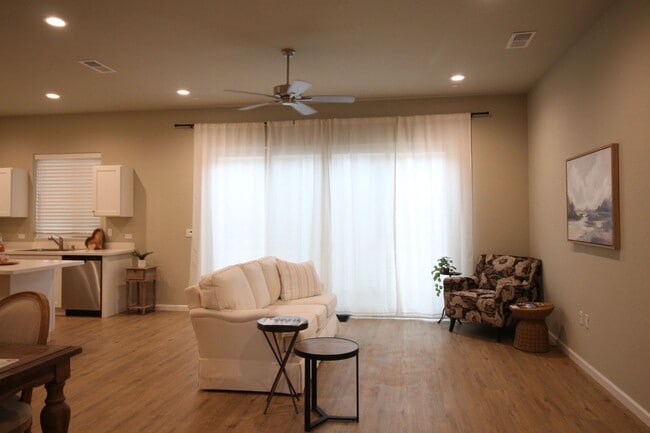 6008 E Sussex Way in Fresno, CA - Building Photo - Building Photo