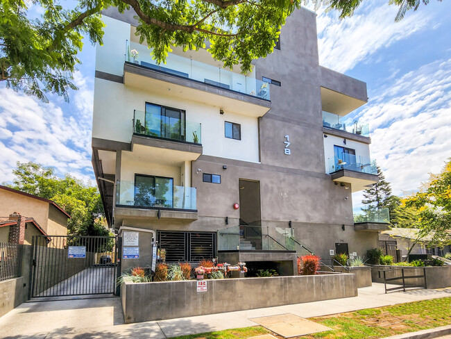 Alexandria Luxury Townhomes in Los Angeles, CA - Foto de edificio - Building Photo