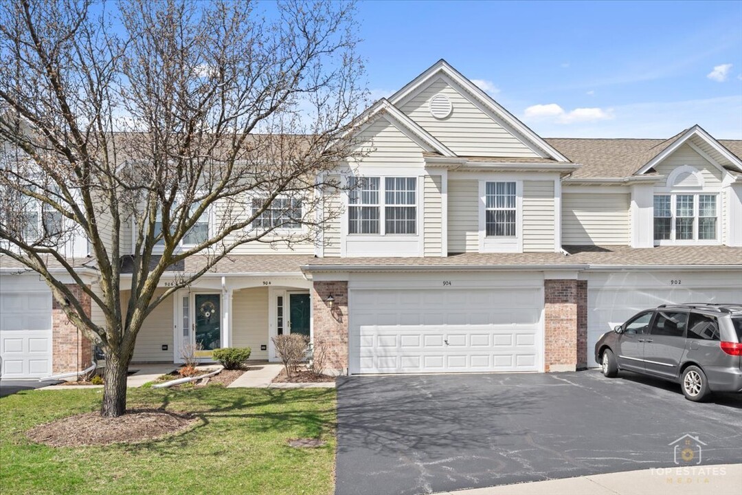 904 Waterford Ln in Elk Grove Village, IL - Building Photo