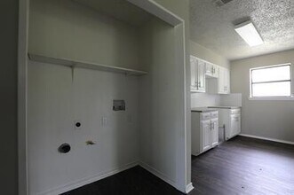 811 Clyde St in White Settlement, TX - Foto de edificio - Building Photo