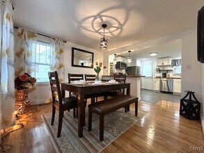 8 Beechwood Rd in New Hartford, NY - Building Photo - Building Photo