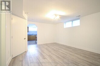 34 Glenmanor Dr in Oakville, ON - Building Photo - Building Photo