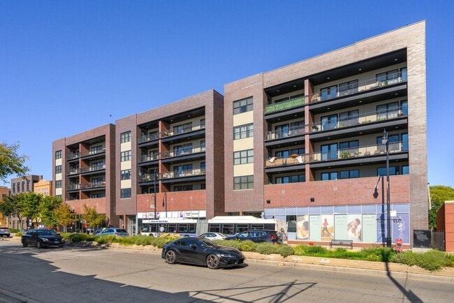1822 W Irving Park Rd