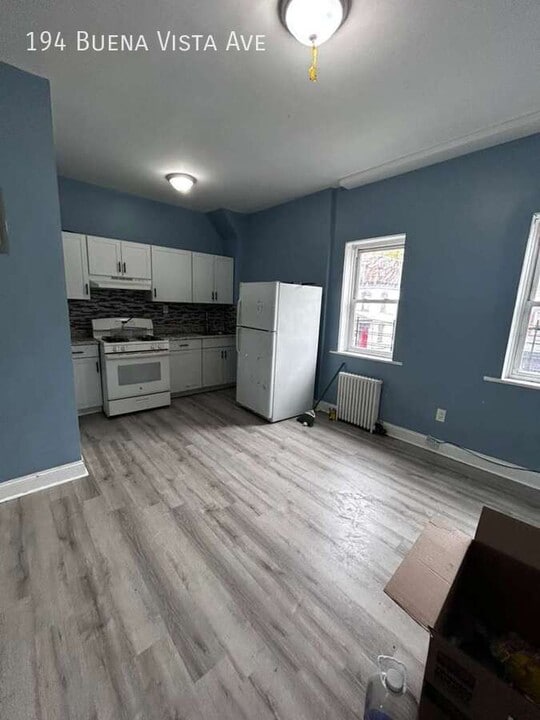 194 Buena Vista Ave in Yonkers, NY - Building Photo