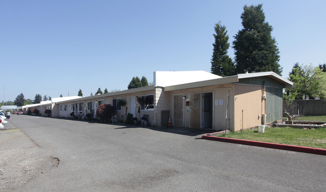 Village Court Apartments in Lakewood, WA - Foto de edificio - Building Photo