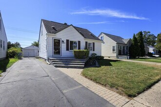 880 E Rowland Ave in Madison Heights, MI - Foto de edificio - Building Photo