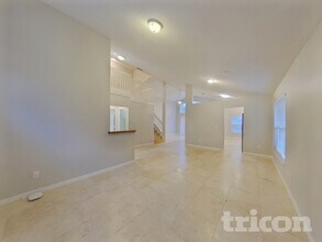 528 Nevada Loop Rd in Davenport, FL - Foto de edificio - Building Photo