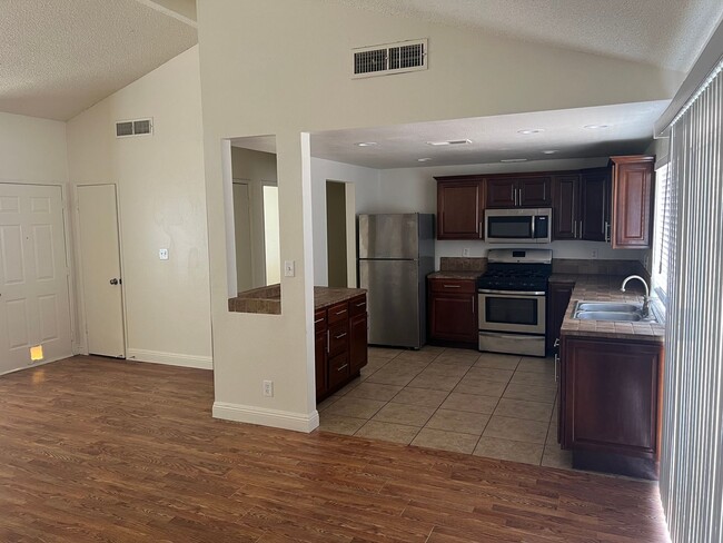 3906 Commanche Ave in Las Vegas, NV - Foto de edificio - Building Photo