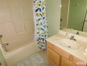 3432 S Oaklawn Cir in Bloomington, IN - Foto de edificio - Building Photo