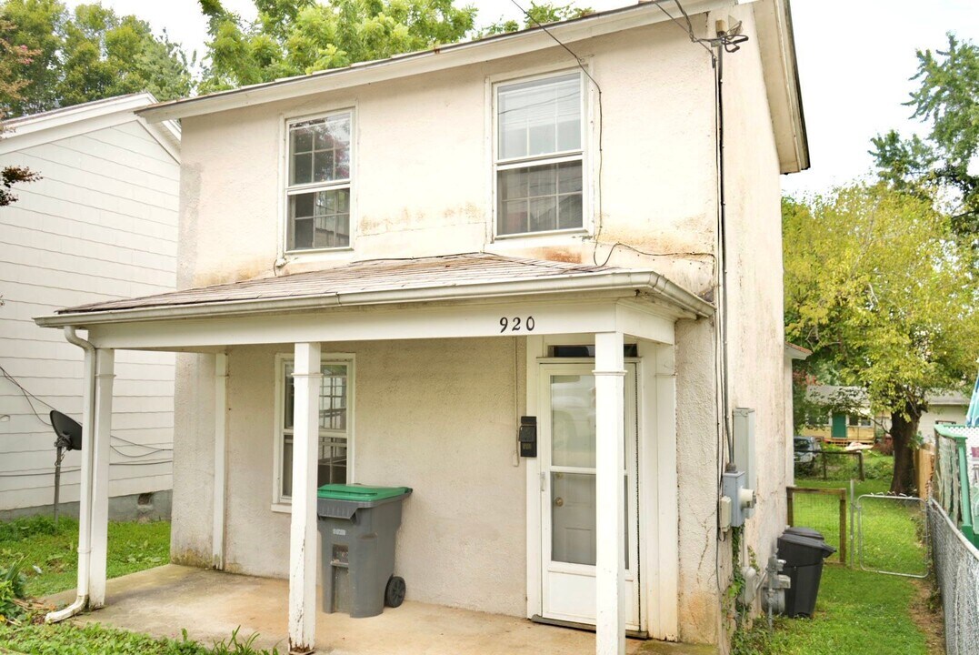 920 Anderson St in Charlottesville, VA - Building Photo