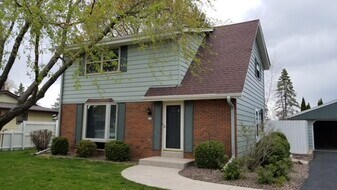 134 Chestnut Ridge Dr in Hartland, WI - Building Photo