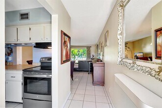 100 Lake Meryl Dr in West Palm Beach, FL - Building Photo - Building Photo