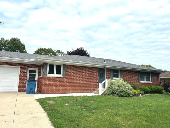 property at 1402 Lakeview Dr