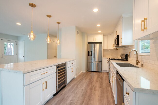 5914 Baja Dr in San Diego, CA - Building Photo - Building Photo