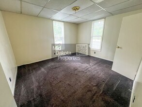 408 S Duff St in Mitchell, SD - Foto de edificio - Building Photo