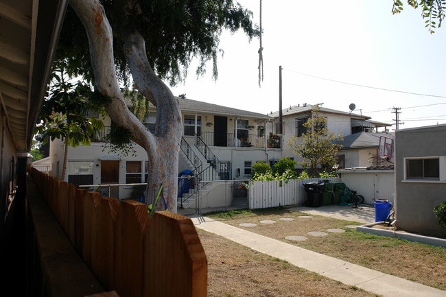 212 N Locust St in Inglewood, CA - Foto de edificio - Building Photo