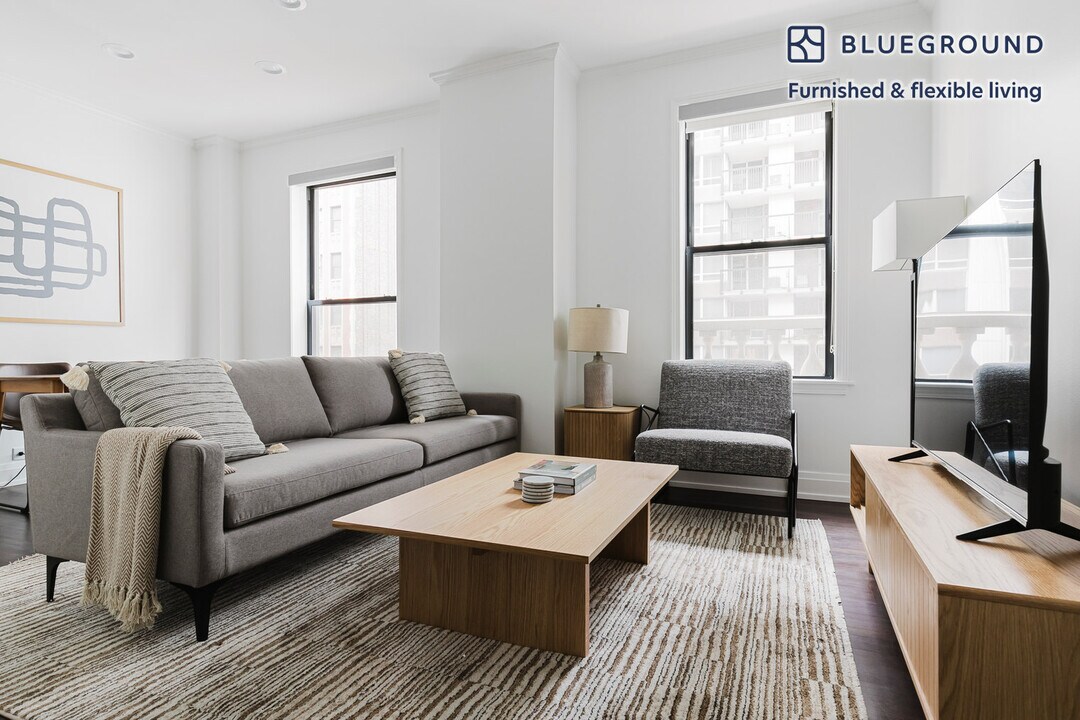 200 E Chestnut St in Chicago, IL - Building Photo