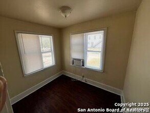 905 W Lynwood Ave in San Antonio, TX - Building Photo - Building Photo