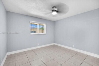 367 Phippen Waiters Rd in Dania Beach, FL - Foto de edificio - Building Photo