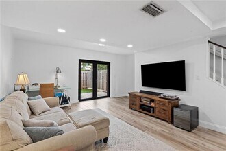 247 City View Dr in Fort Lauderdale, FL - Building Photo - Building Photo