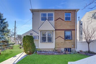 111-66 166th St in Queens, NY - Building Photo - Building Photo