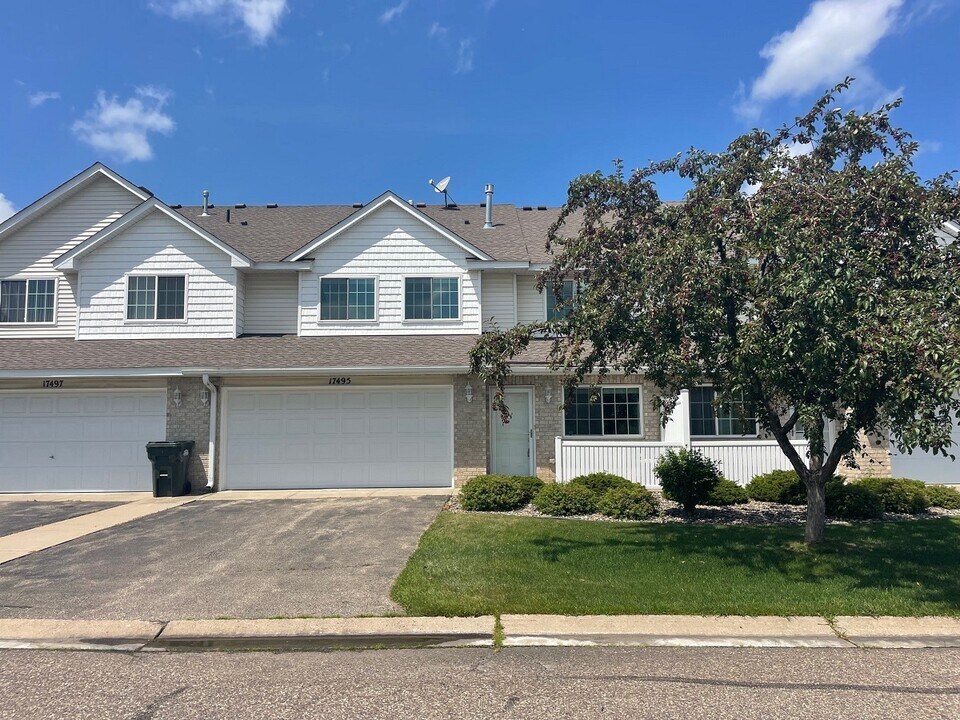 17495 Gettysburg Way in Lakeville, MN - Building Photo