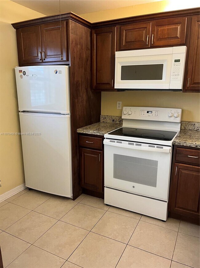 10401 NW 11th St in Pembroke Pines, FL - Building Photo - Building Photo