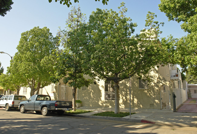 7733 Hampton Ave in West Hollywood, CA - Foto de edificio - Building Photo