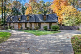 7050 Glenridge Dr in Atlanta, GA - Building Photo - Building Photo