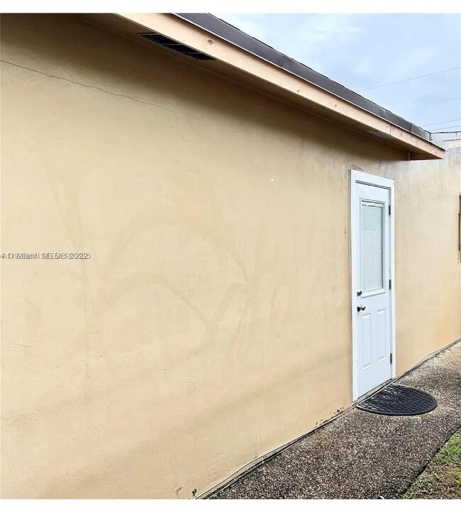 2449 NW 73rd Ave in Sunrise, FL - Foto de edificio - Building Photo