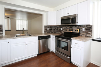 Village Pines Apartments in Orchard Park, NY - Building Photo - Interior Photo