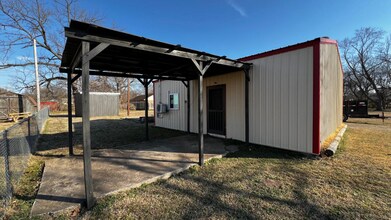 911 N Sherman Ave in Okmulgee, OK - Foto de edificio - Building Photo