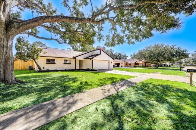 235 E Castle Harbour Dr in Friendswood, TX - Foto de edificio - Building Photo