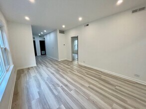 5618 N Artesian Ave, Unit 2 in Chicago, IL - Building Photo - Building Photo
