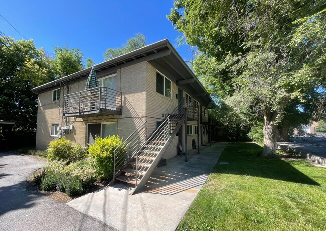 property at 831 E Stratford Ave