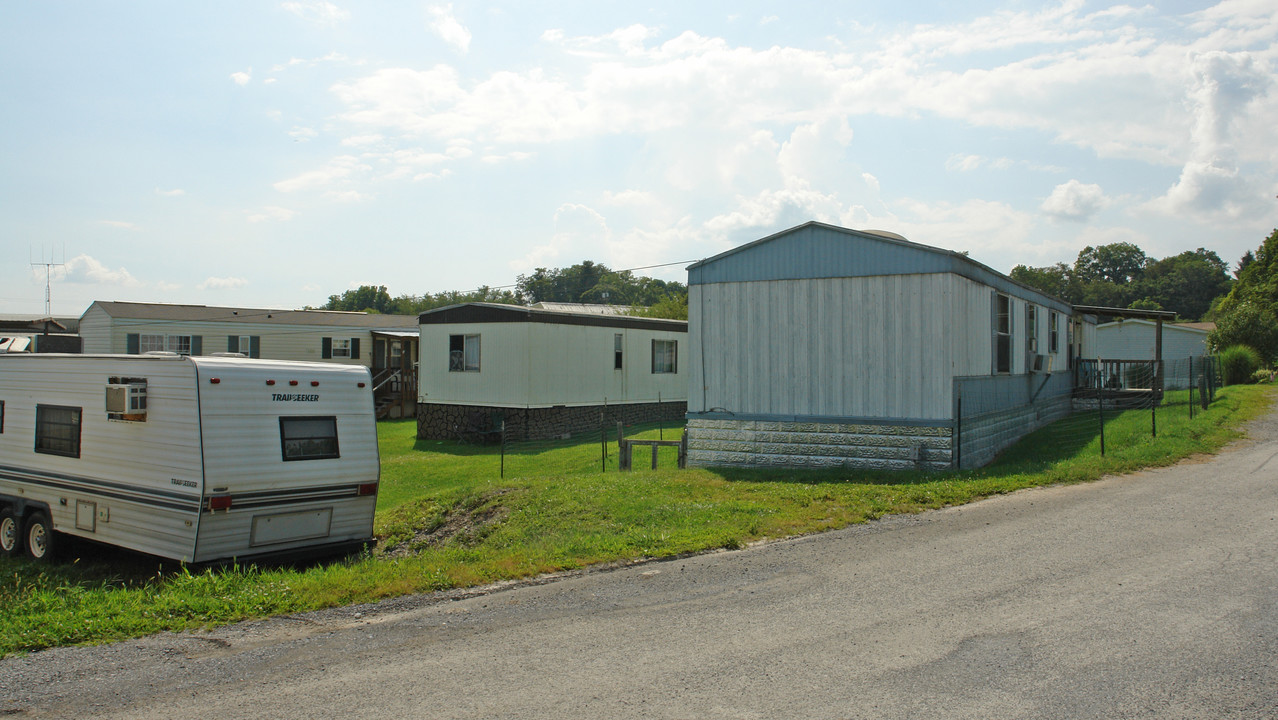 Quarry Village Rd in Lewisburg, WV - Building Photo