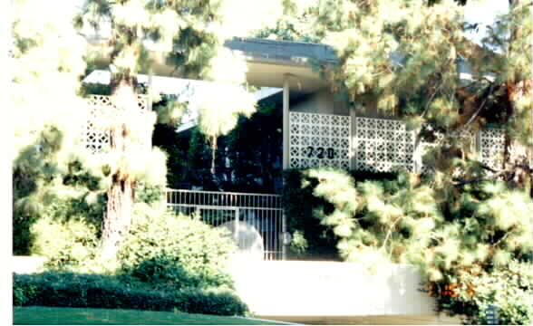 Sutton House in Pasadena, CA - Building Photo