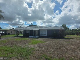 311 Schoolside Dr in Lehigh Acres, FL - Building Photo