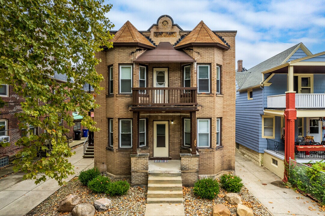 C Roberto Crossing in Cleveland, OH - Building Photo