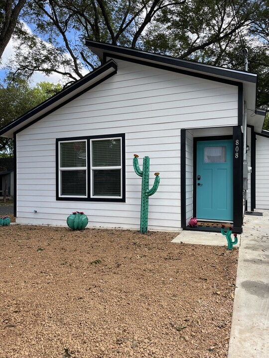 808 Mora St in Lockhart, TX - Foto de edificio