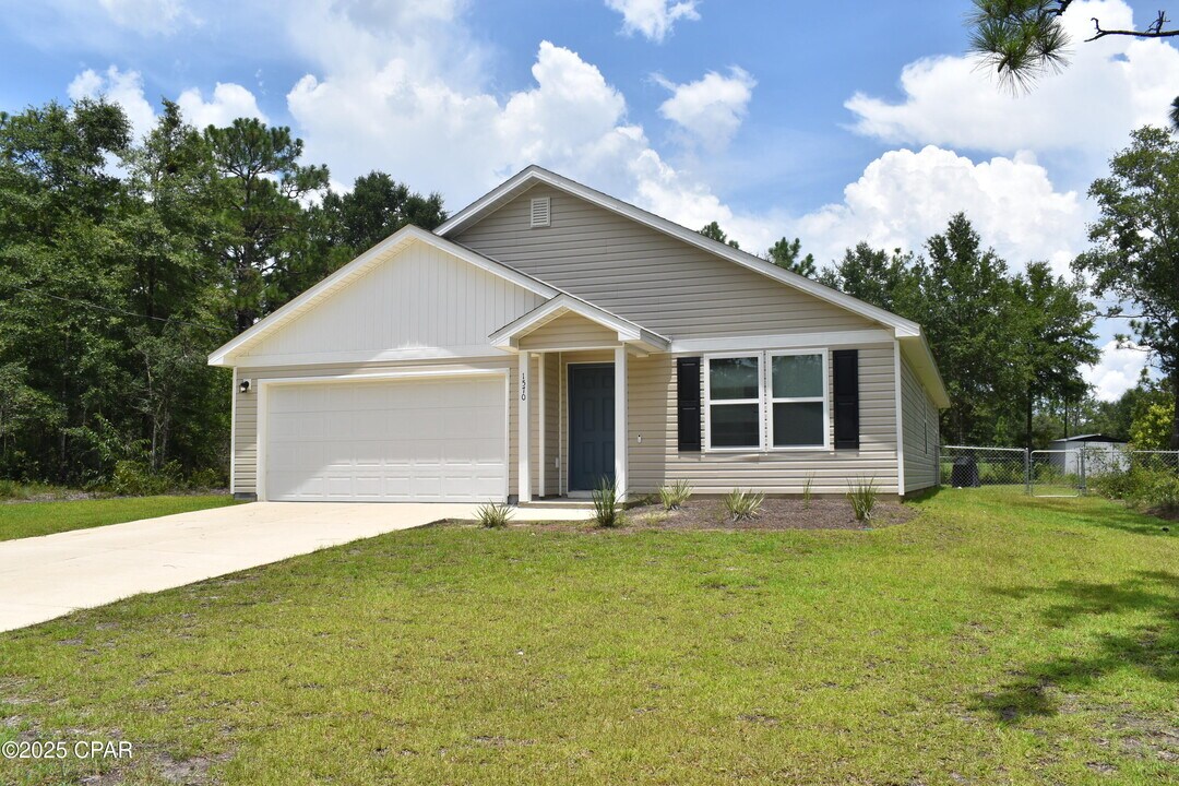 1570 Aldoro Cir in Chipley, FL - Building Photo