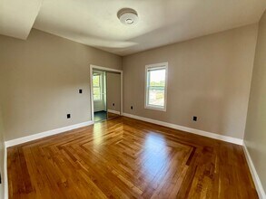 615 N Montello St, Unit #2 in Brockton, MA - Foto de edificio - Building Photo
