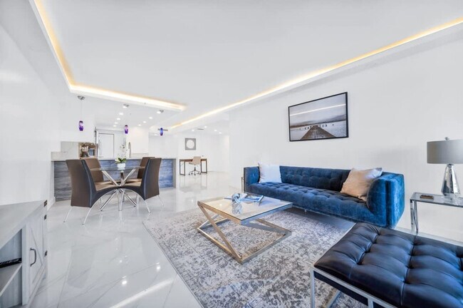 1717 N Bayshore Dr in Miami, FL - Building Photo - Building Photo