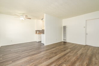 128 W Maple St in Glendale, CA - Foto de edificio - Interior Photo