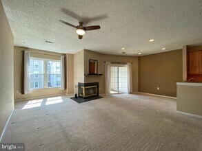 273 S Pickett St-Unit -201 in Alexandria, VA - Foto de edificio - Building Photo